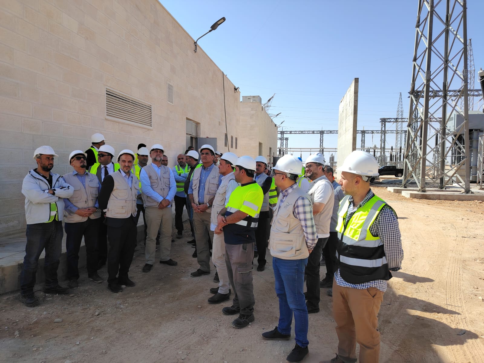 رئيس مجلس الإدارة والمدير العام يتفقدان مشروع الربط الكهربائي الأردني العراقي 400 ك.ف.